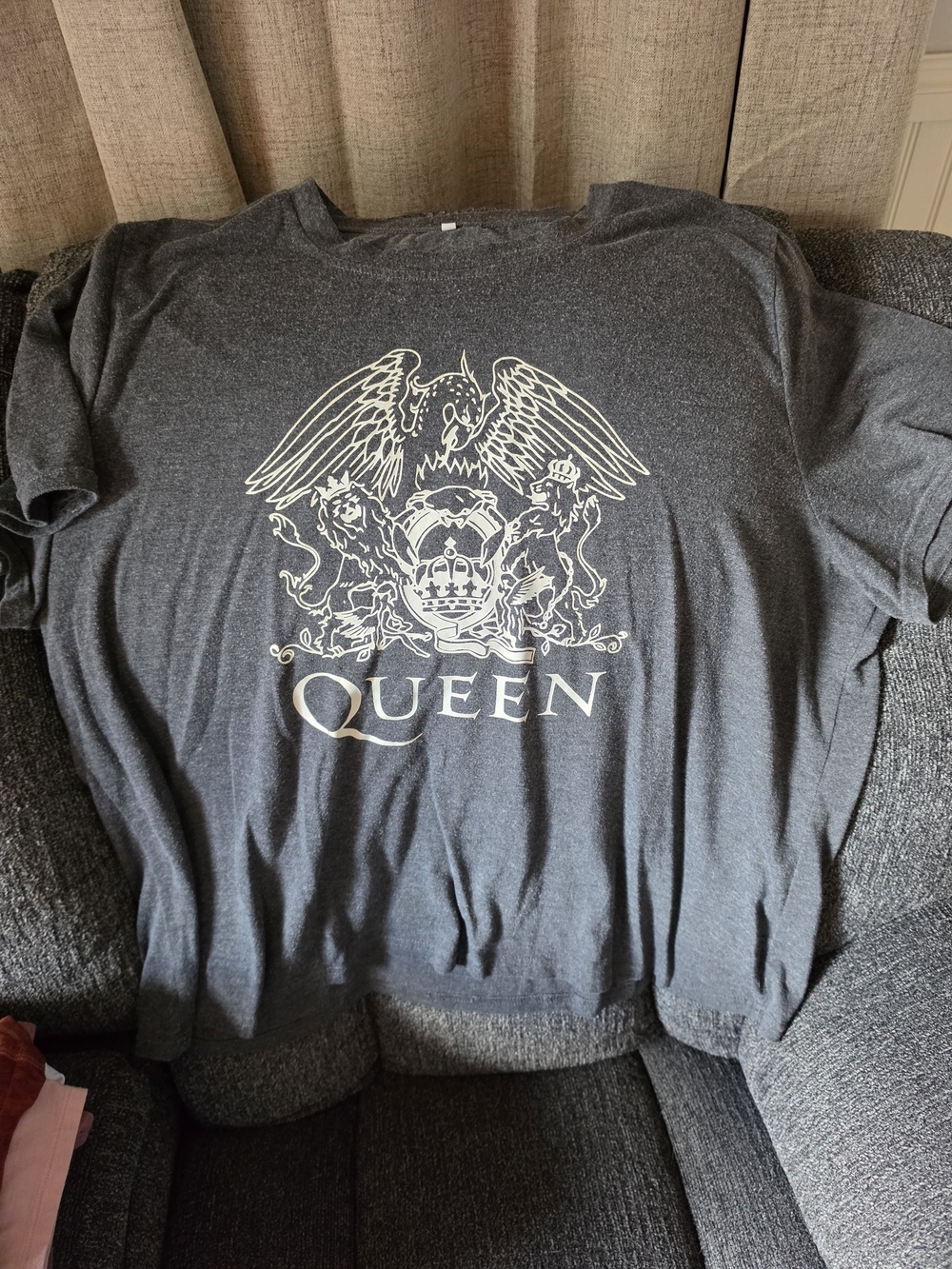 SHEIN Dark Gray Short Sleeve Queen Graphic Tee with White Crest